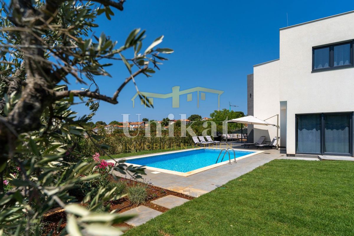 Moderna dvojna hiša s bazenom in pogledom na morje